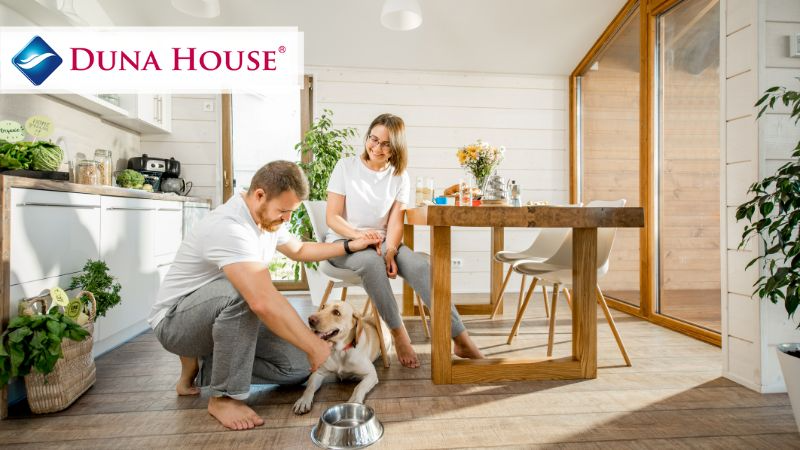 Megújult lendületet hozott az első lakásukat vásárlók számára a jövő évtől induló CSOK Plusz. Az első közös lakás vásárlásakor felére csökkentett önerőelvárással és a kedvezményes kamatozású hitellehetőséggel lényegesen könnyebben vághatnak bele az otthonteremtésbe a gyermeket vállaló házaspárok.
